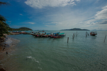 Natural scenery background, wide-angle blur of the sea, with cool breeze blowing at various viewpoints of those who love to study nature trails.