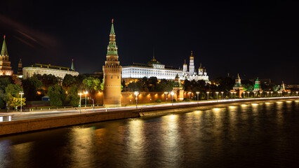 Das beleuchtete Moskau bei Nacht mit der Moskwa im Vordergrund und dem Kreml samt Mauer, Türmen,...