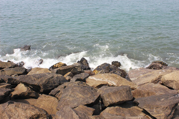Fototapeta na wymiar waves on the beach rock 