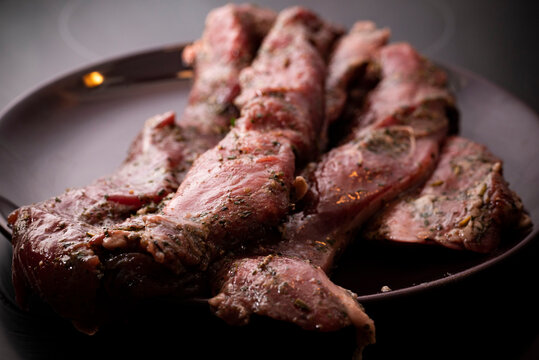 frisches Fleisch. Lammfilet mariniert. Rohes Fleisch