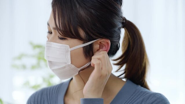 60p　ミドル女性・マスク・耳・痛い