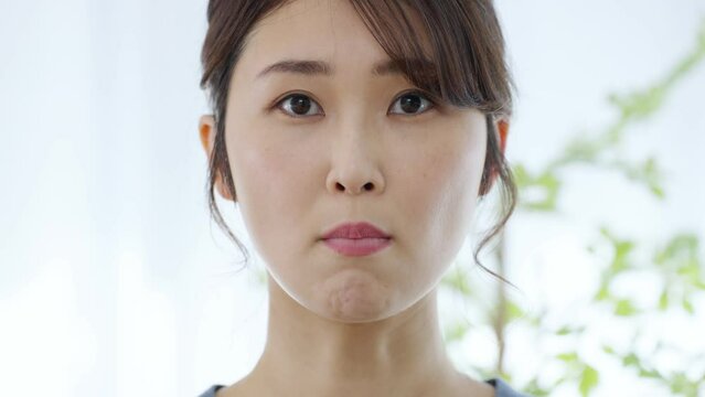 60p　ミドル女性・頬・膨らませる・運動