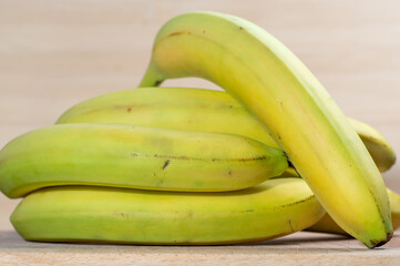 kilka dojrzałych bananów na jasnym tle