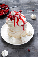 Meringue with lingonberry syrup and berries