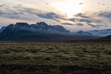 Moosbedeckte Landschaft mit F&yacute;lsdalsfjall und Kambur am abendlchen Reykjarfj&ouml;r&eth;ur bei der Ortschaft Djupavik in den isl&auml;ndischen Westfjorden