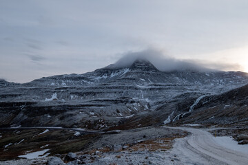 Fototapeta na wymiar Wolkenverhangeger Gipfel des Pottfjall nahe der Ortschaft Djupavik in den isländischen Westfjorden