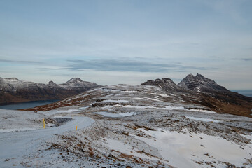 Die Berge Fýlsdalsfjall und Kambur (r.) und Örkin (l.). Dazwischen befindet sich der Reykjafjöðdur nahe der Ortschaft Djupavik in den isländischen Westfjorden