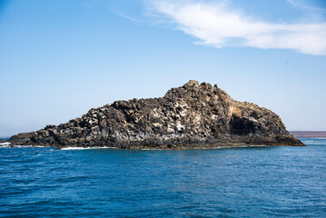 Fototapeta na wymiar blue sea and rocks
