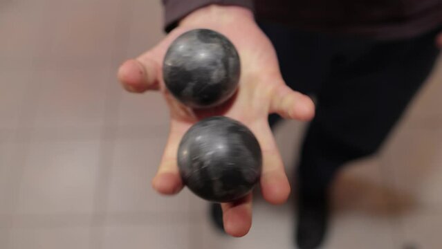 Baoding qi gong balls in hand