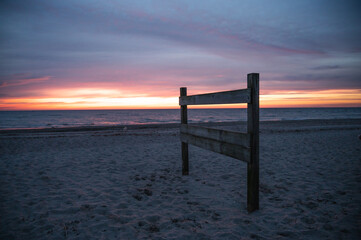 Fototapeta na wymiar Holzschild am Ostsee strand in olpenitz bei einem gradiosen sonnenaufgang