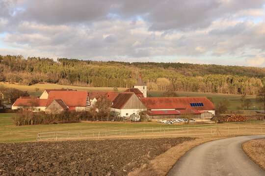 L&auml;ndliches Franken; Blick auf H&auml;slabronn bei Colmberg am Fr&auml;nkischen Wasser-Radweg