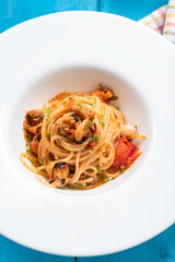 Piatto di deliziosi spaghetti con salsa di cozze, pomodorini e bottarga, Cucina Italiana 