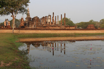 Fototapeta na wymiar ruined buddhist temple (wat mahathat) in sukhothai (thailand)