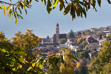blick vom waalweg auf ein dorf im vinschgau (s&uuml;dtirol)