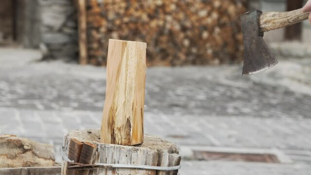 Buche coupée à la hache en extérieurs devant un tas de bois