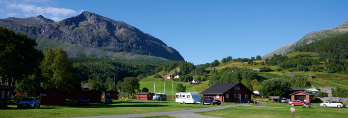 Camping Urlaubsreise mit Wohnwagen und Wohnmobil  nach Skandinavien in die Natur mit Bergen und Seen