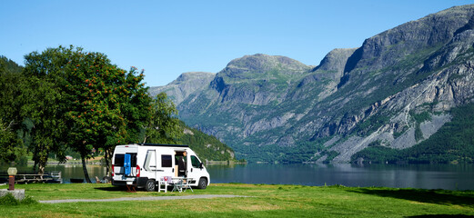 Camping Urlaubsreise mit Wohnwagen und Wohnmobil  nach Skandinavien in die Natur mit Bergen und Seen - obrazy, fototapety, plakaty