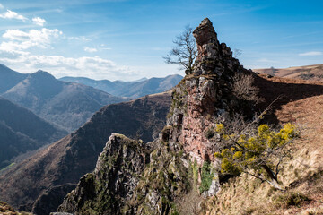 Pico rochoso no alto da montanha de Artzamendi em Itxassou no País Basco