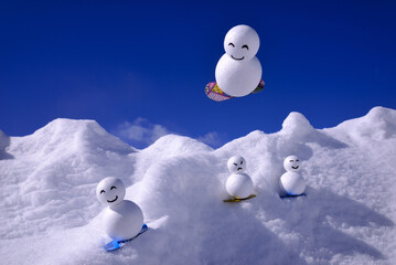 スノーボードをする雪ダルマ