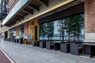 Obraz premium A deserted open-air restaurant on the city streets