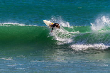 Missgl&uuml;ckter Versuch eine Wasserwelle auf einem Surfbrett zureiten