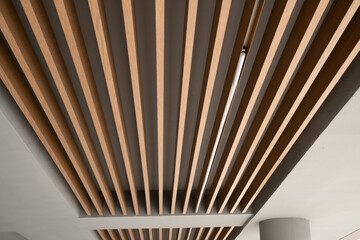A wooden partition is installed on the ceiling and a ceiling lamp is installed.