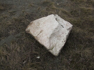 Wei&szlig;er Fels am boden