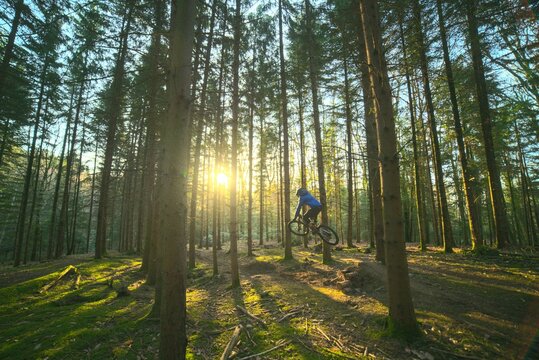 VTT v&eacute;lo de montagne sports extr&ecirc;mes &agrave; l'aube saut en enduro