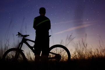 VTT vélo de montagne sports extrêmes la nuit devant les étoiles