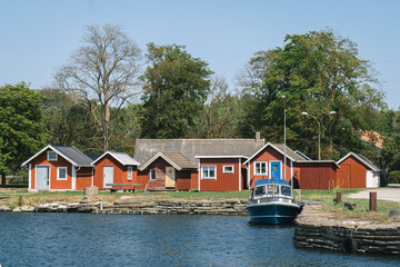 Fototapeta na wymiar Rotes Schwedenhaus mit Boot davor