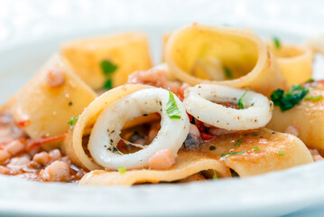 La Calamarata, piatto tradizionale con paccheri e calamari, cucina napoletana, Cibo Italiano 