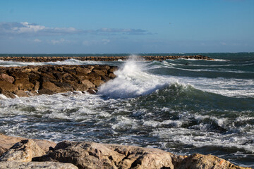 Vagues sur le littoral méditerranéen à Saintes-Maries-de-la-Mer (Occitanie, France)