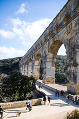 Photo sur Plexiglas Pont du Gard Vue sur le Pont du Gard depuis le contrebas de l’édifice (Occitanie, France)