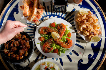 Gambas con tapas mediterráneas