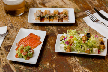 Mesa con platos aperitivos para cenar