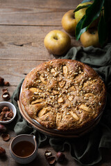 parts de gâteau moelleux fait maison aux pommes et noisettes