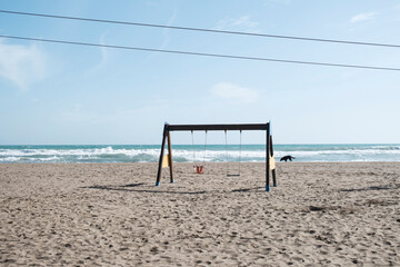 Parco giochi per bambini in riva al mare, sulla spiaggia di Malaga in inverno