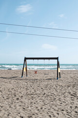 Parco giochi per bambini in riva al mare, sulla spiaggia di Malaga in inverno