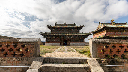 Ein imposantes Empfangsgebäude eines traditionell mongolischen Klosters in der Steppe der...