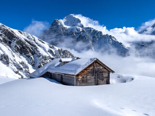 Einsame Hütte in den Schweizer Alpen