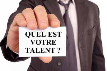 Businessman tenant une carte sur laquelle est &eacute;crit en fran&ccedil;ais quel est votre talent