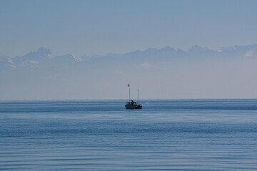 Einzelnes Fischerboot auf dem Bodensee - obrazy, fototapety, plakaty