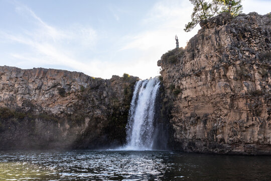 Der Orchon Wasserfall ist der h&ouml;chste Wasserfall der Mongolei und ergie&szlig;t sich von den Felsw&auml;nden der Zentralmongolei in einen kleinen Canyon.
