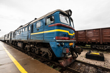 Eine blaue Lok der transsibirischen Eisenbahn, welche von Moskau über Kasan, Jekaterinburg, Nowosibirsk, Ulan Bator nach Peking fährt