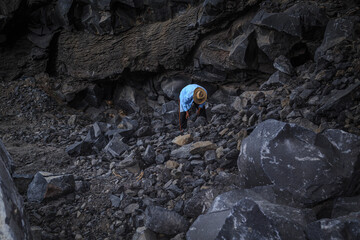 man extract the volcanic rock for the buildings of the city