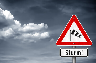 Sturm - Warnhinweis auf Verkehrsschild - obrazy, fototapety, plakaty