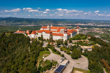 Fototapeta na wymiar Das Stift Göttweig ist ein Benediktinerkloster der Österreichischen Benediktinerkongregation. Es liegt in der Gemeinde Furth nahe Krems in Niederösterreich auf einem Hügel südlich der Donau am Ausläuf