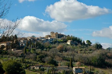 Fototapeta na wymiar Collina di Panzano . Paese del Chianti nero Doc .In alto la parte antica con basilica e torre medievali .