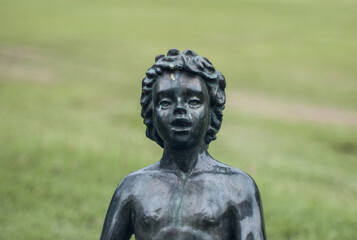 Fototapeta na wymiar Kid sculpture in the garden