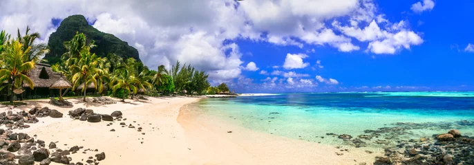 Tableaux ronds sur aluminium Le Morne, Maurice Dream island. tropical paradise. Best beaches of Mauritius island, luxury resorts of Le Morne